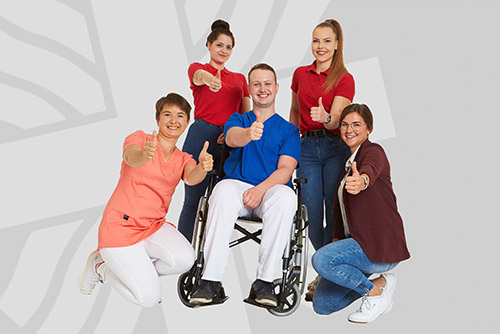 ältere Dame mit Sonnebrille mit Sprechblase: Auf Euch hab´ich gewartet